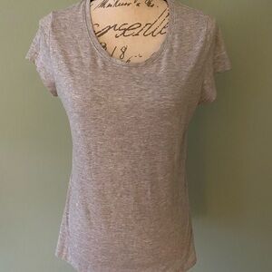 Women’s Gray Scoop-neck Short-Sleeve T-Shirt Size Large